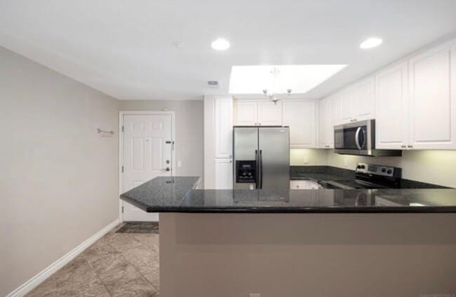 Building Photo - $2,950 - 1 Bed / 1 Bath Bottom Floor Beautiful Condo at Regents La Jolla