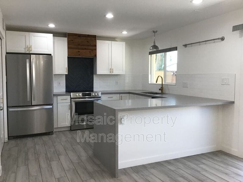 Primary Photo - 5912 N 86th St
