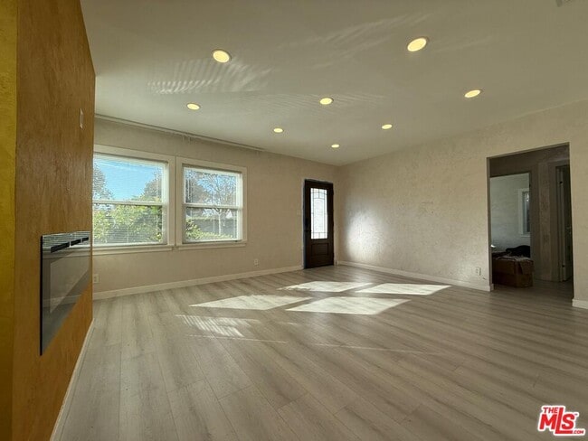 Foto del edificio - 674 Estelle Ave