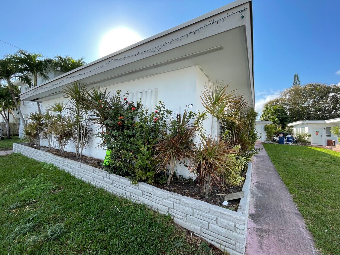 Foto principal - 740 83rd St