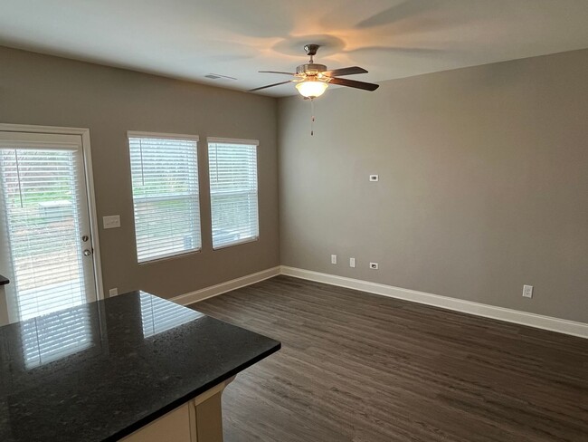 Building Photo - Convenient 3 Bed Townhome near Harrisburg