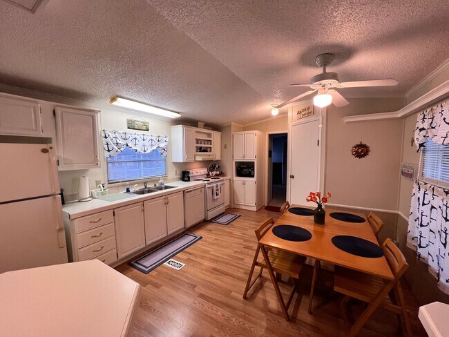 Foto del edificio - Recently renovated-3 bedroom/2 bathroom home-fully furnished-located in Tanglewood Subdivision