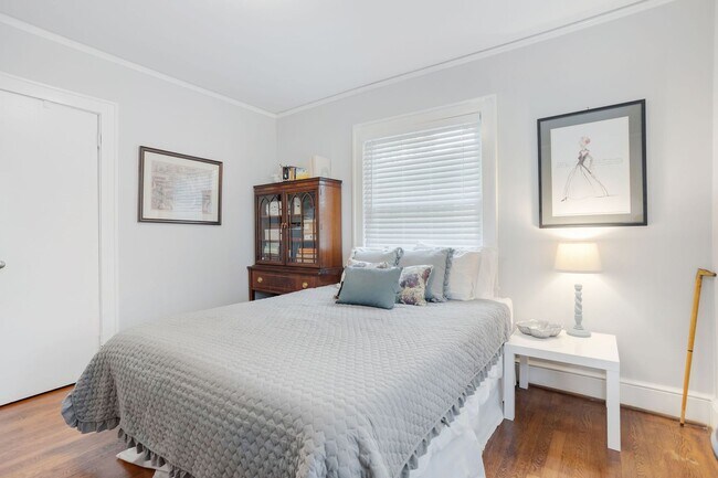 Foto del edificio - Class Brick Cottage with Modern Comforts in Historic Overbrook