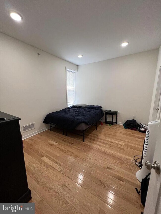 Building Photo - 1928 W Girard Ave