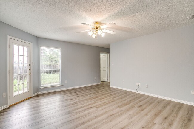 Foto del edificio - Spacious Well Maintained 2 Bed- 2.5 Bath T...