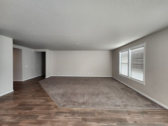 Foto del edificio - Like New 3-Bedroom, 2-Bath Home with Spacious Fully Fenced Backyard in West Richland!