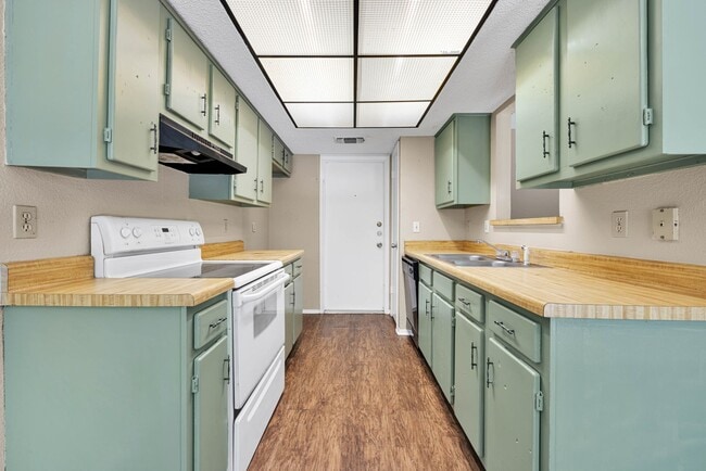 Building Photo - 3 bedroom 2 bath in the well sought subdivision of Great Northwest!