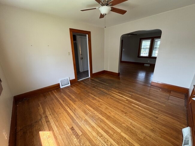 Building Photo - 305 E Park Ave