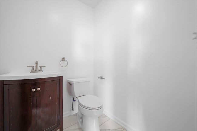 Building Photo - Freshly Renovated 4BR Apartment