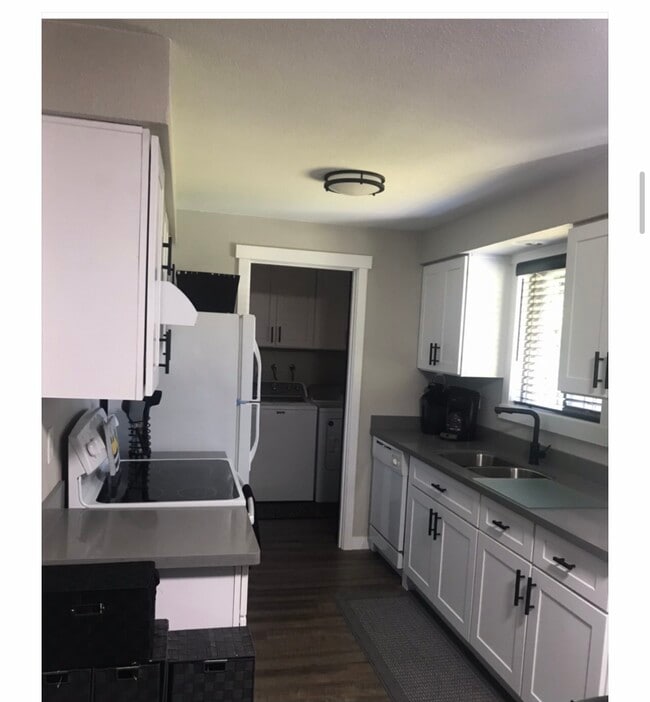 Building Photo - 8204 Cirque Dr W
