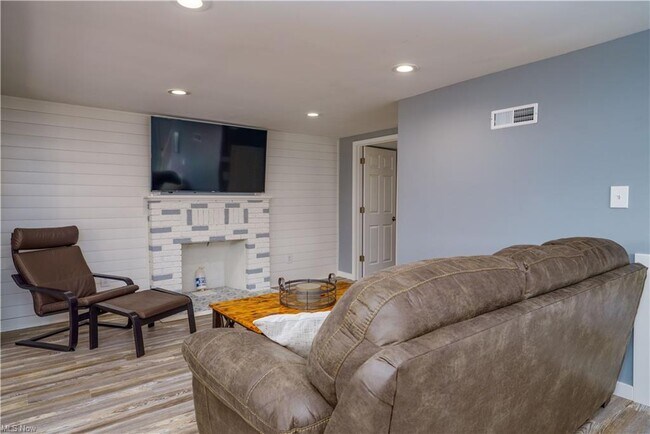 Building Photo - 5571 Chagrin Dr
