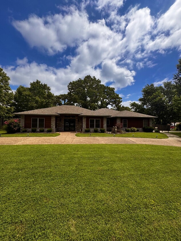 Photo - 723 Lakeview Dr