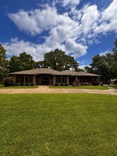 Building Photo - 723 N Lakeview Dr