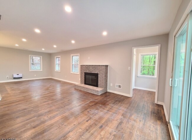 Foto del edificio - 105 Hillside Rd