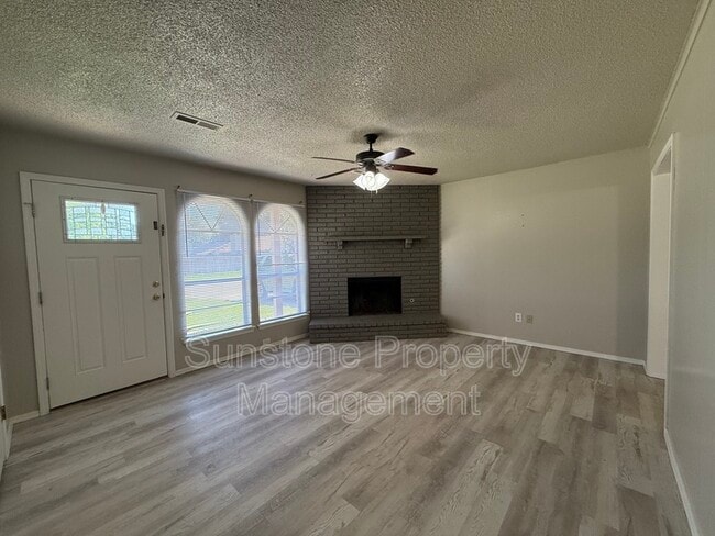 Building Photo - 308 W Austin St