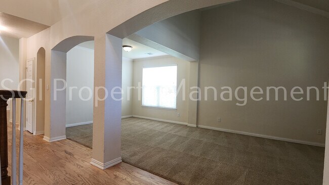 Foto del edificio - 329 Parkhurst Ln