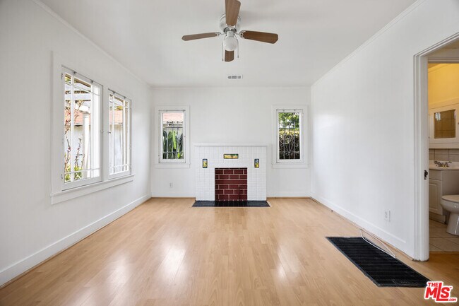 Foto del edificio - 1712 1/2 W 39th St