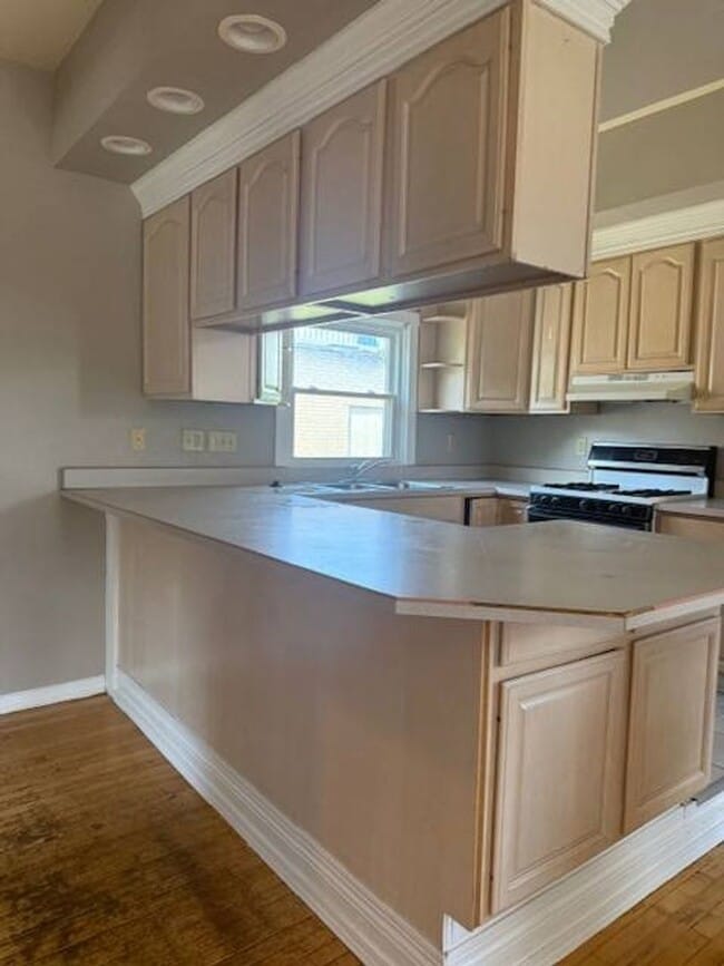 Building Photo - 2 Bedroom Single Family + Bonus room