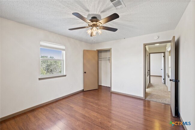 Foto del edificio - 322 Oakwood Loop