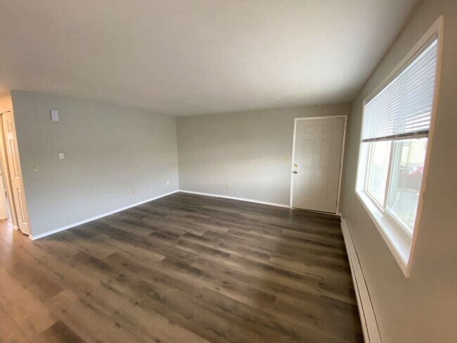 Foto del edificio - Beautifully Updated Ground-Level 2-Bedroom!