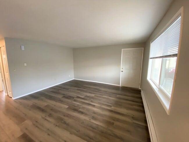 Building Photo - Beautifully Updated Ground-Level 2-Bedroom!