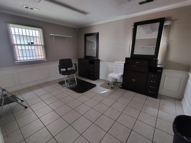 Building Photo - 5772 Rayben Cir