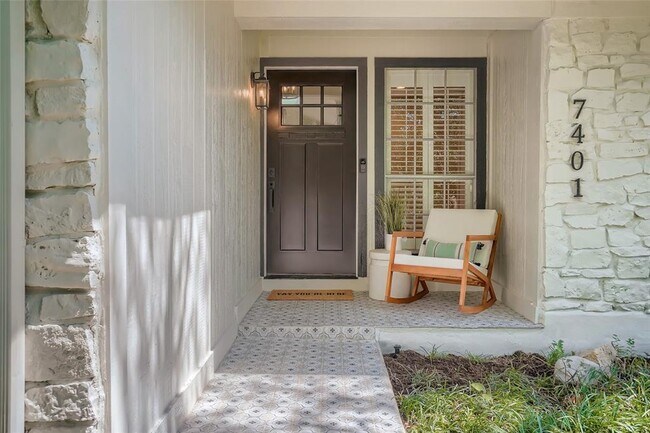 Foto del edificio - 7401 Whispering Oaks Dr
