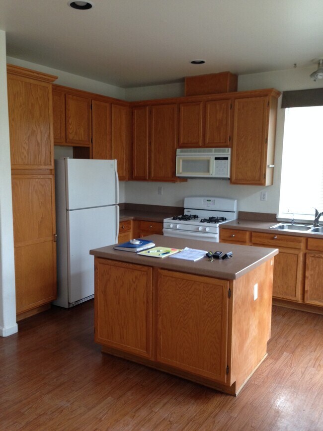 Building Photo - 214 Holland Cir