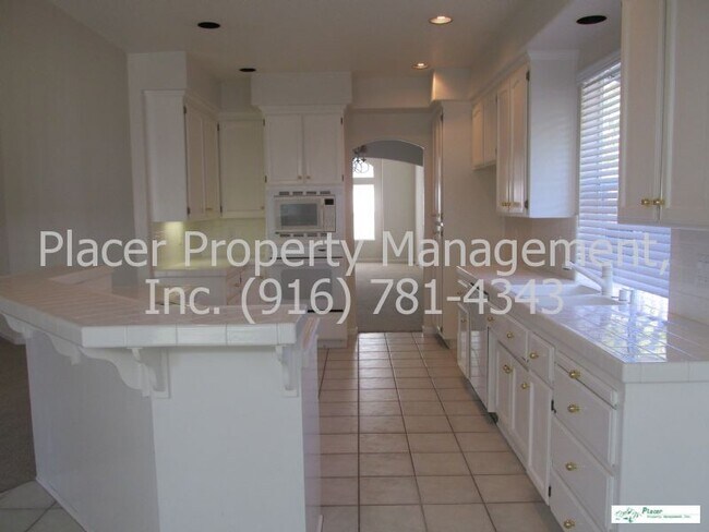Building Photo - 6911 Fallsbrook Ct