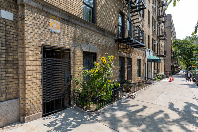 Building Photo - Cloister Apartments