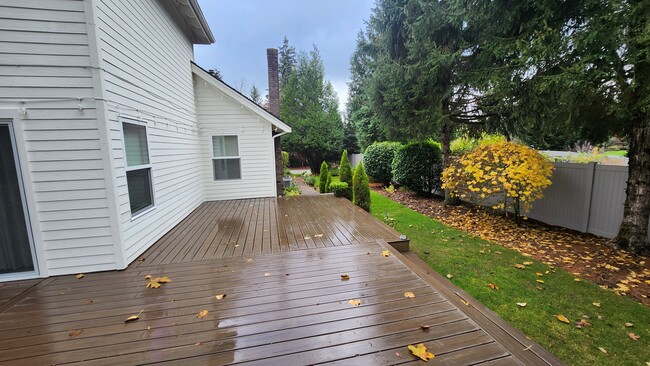 La terraza envuelve el costado de la casa para brindar espacio adicional para usar. - 7409 245th Way NE