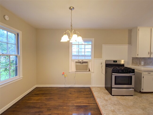 Building Photo - 128 7th Ave N