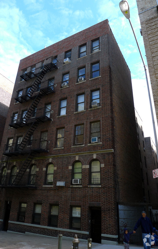 Building Photo - 831 W 176th St