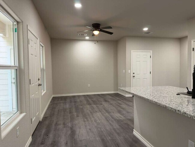 Building Photo - 7616 Windsor Oaks