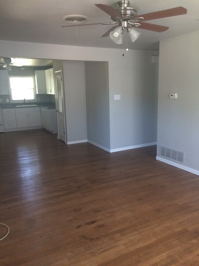 Building Photo - 3/2/1