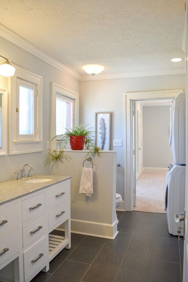 Building Photo - 749 Woodruff Pl E Dr