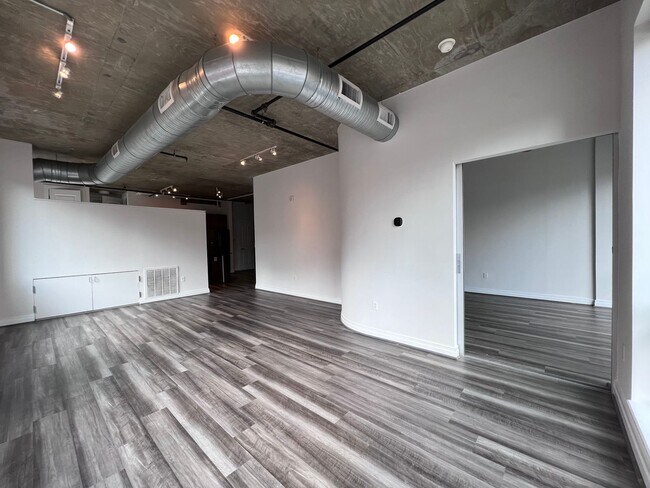 Building Photo - Large, Upgraded 2 Bed/2 Bath Loft off Mass...