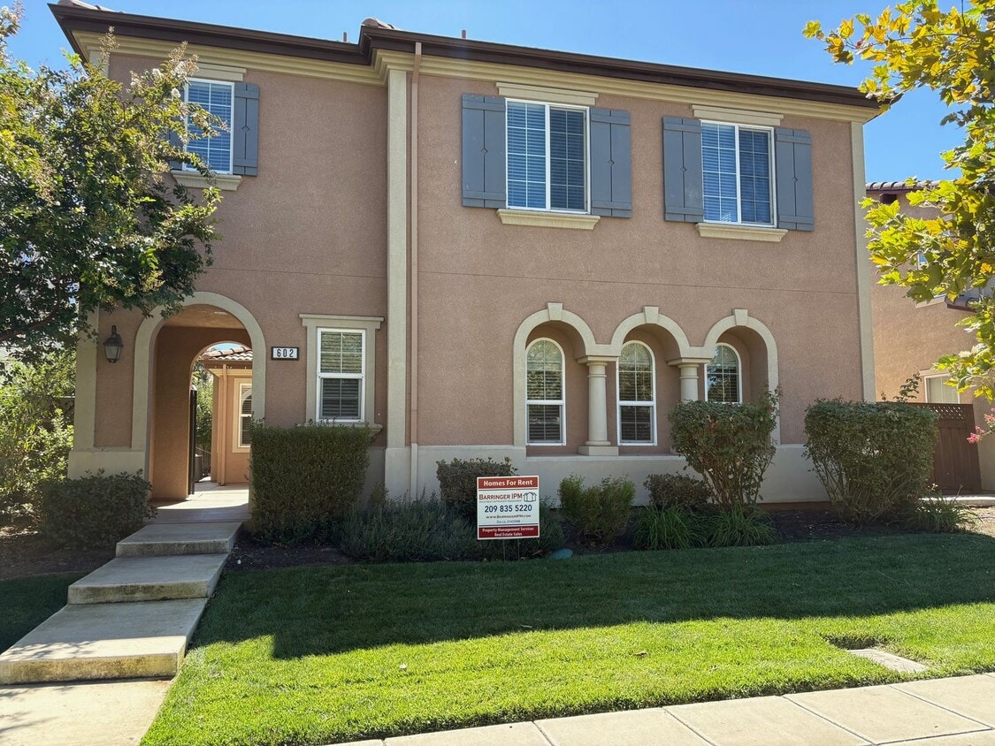 Primary Photo - Large executive home close to Questa school!