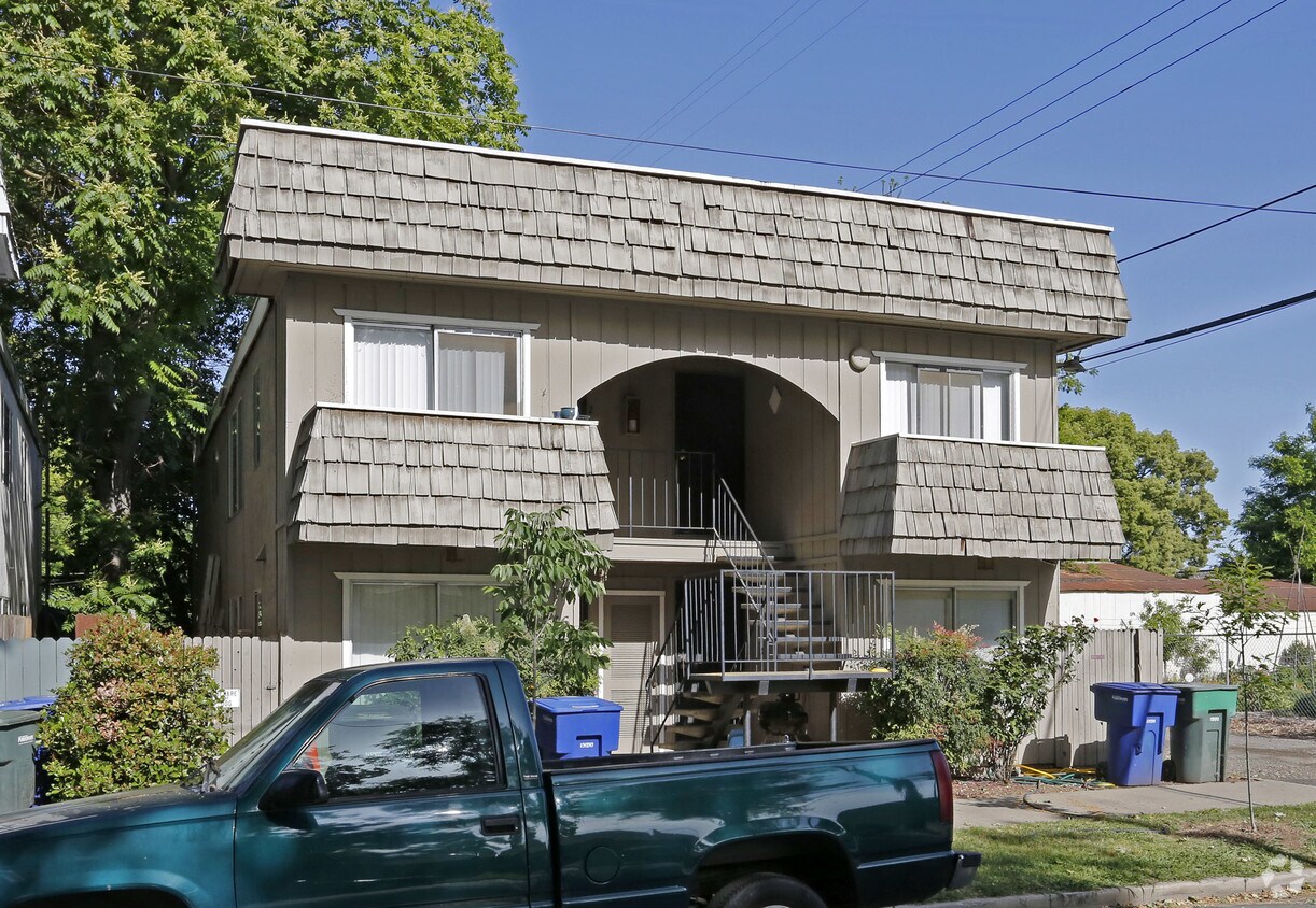 Building Photo - 216 26th St