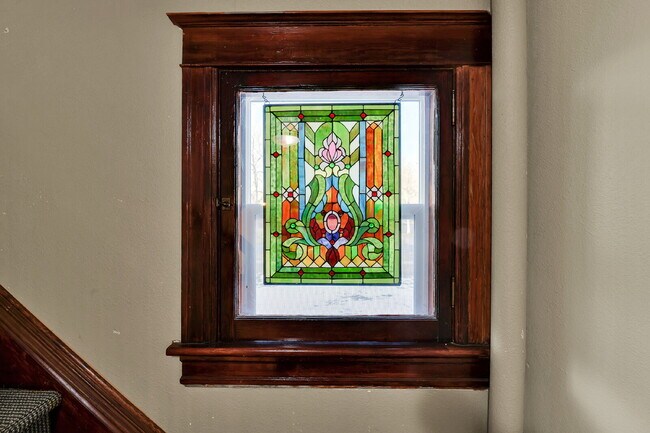 Foto del edificio - $2,900, 3-bed, 2 bath victorian home with a fenced yard and $300 off the first month's rent.