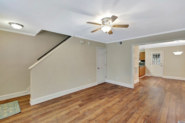 Foto del edificio - Charming 2BR End Unit Townhome in Prime Lo...