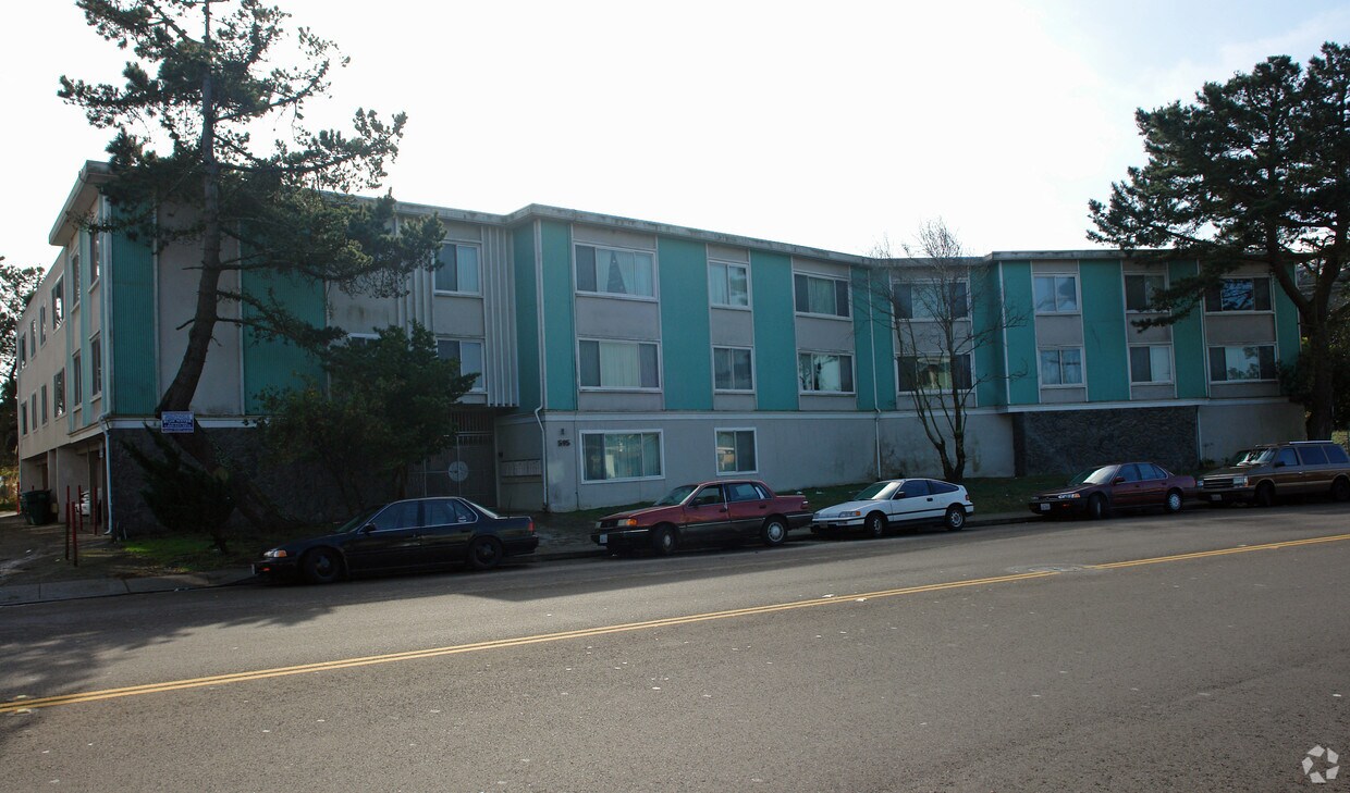 Building Photo - 595 Clarinada Ave