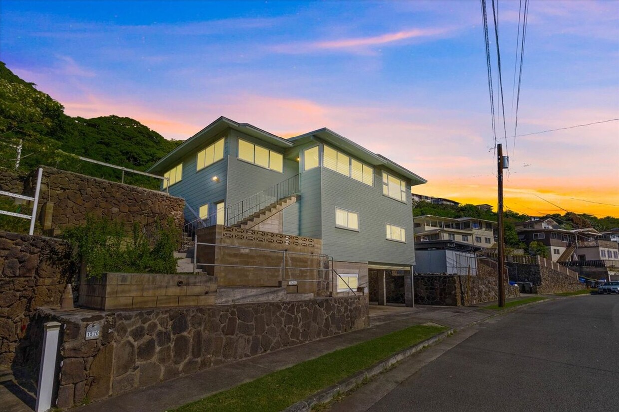 Foto principal - Lovely Moanalua Valley home with spacious ...