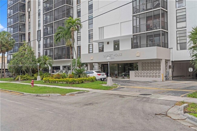 Foto del edificio - 2500 NE 135th St