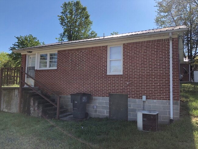 Building Photo - 162 W 14th St