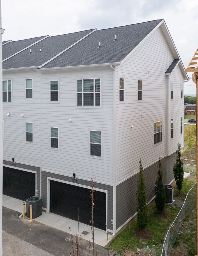 Foto del edificio - **NEWLY DEVELOPED TOWNHOME COMMUNITY MINUTES FROM DOWNTOWN NASHVILLE**