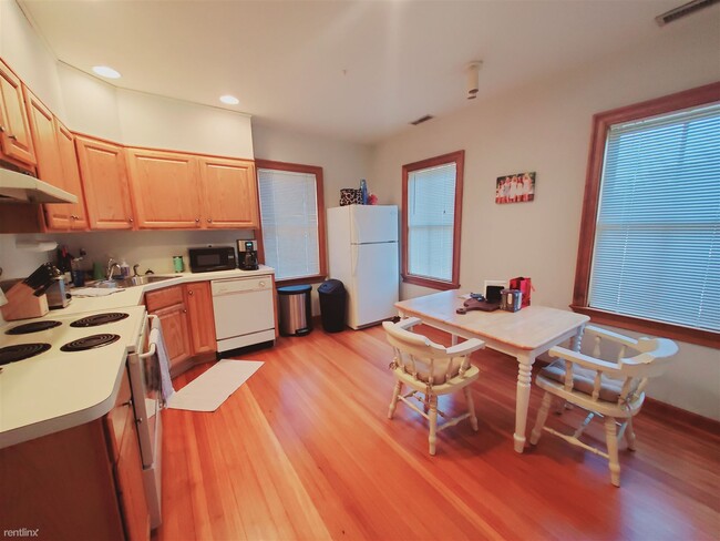 Building Photo - 1 br, 1.5 bath Condo - 28 Hoyt St Apt 1