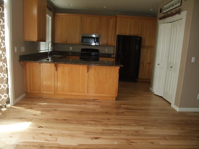 Building Photo - Spacious 5 bedroom 3 bath home near a park in SE Albany