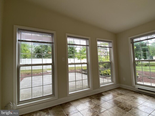 Building Photo - 15 Bartley Dr