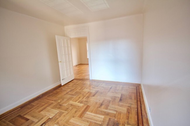 Foto del edificio - 2837 Valentine Ave